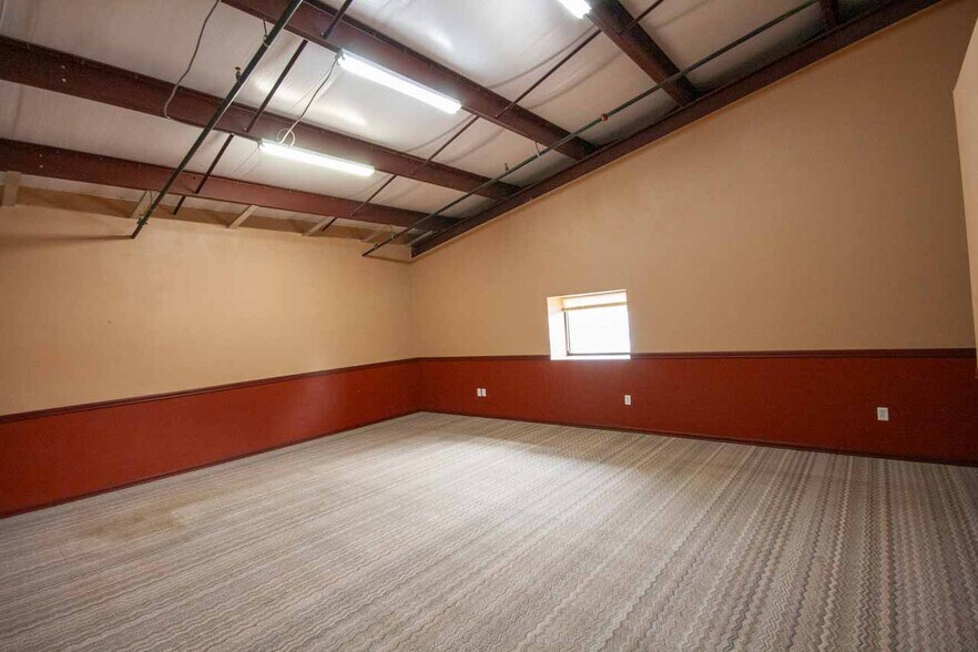 More Photos Of 8017 S 1st St, Wellington Warehouse For Lease