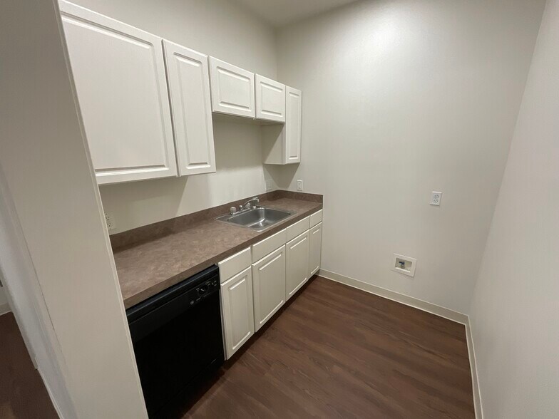 More Photos Of 305 N Beech Cir, Broken Arrow Medical For Lease