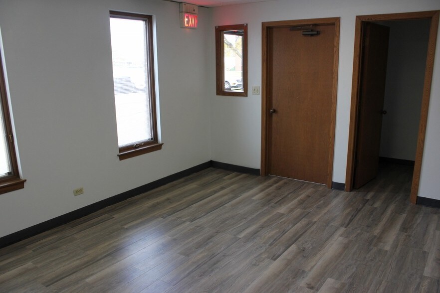 More Photos Of 1201-1219 Paramount Pky, Batavia Warehouse For Lease