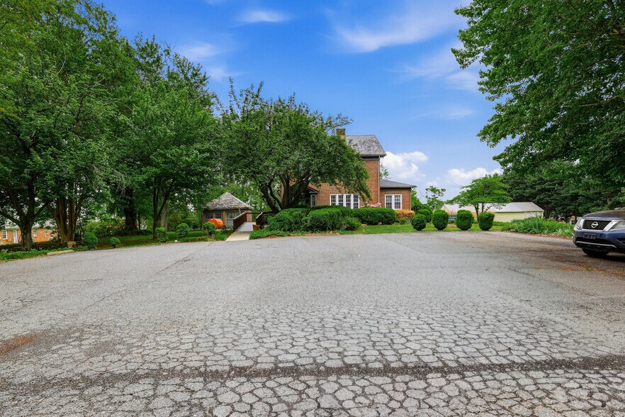More Photos Of 18697 Forest Rd, Lynchburg Office For Sale