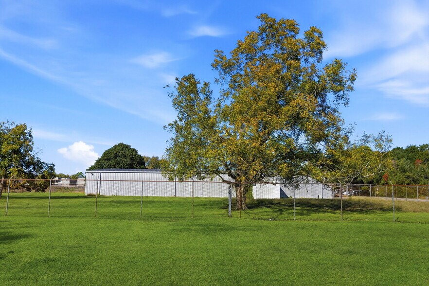 More Photos Of 13026 Rosecrest Dr, Houston Warehouse For Lease