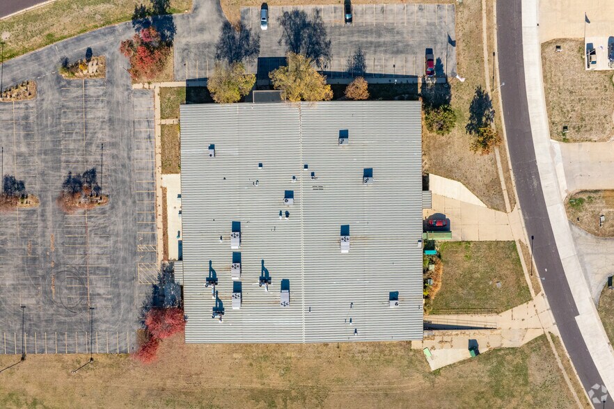 More Photos Of 1805 Riverway Dr, Pekin Distribution For Sale