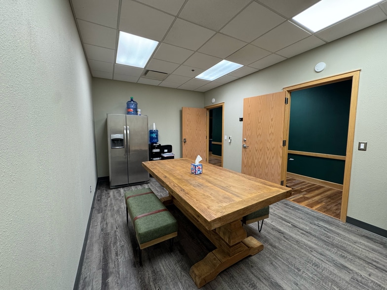 More Photos Of 3715-3733 N Business Dr, Fayetteville Medical For Lease