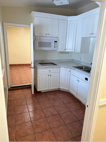 More Photos Of 13173 Van Nuys Blvd, Pacoima Storefront Retail Office For Sale