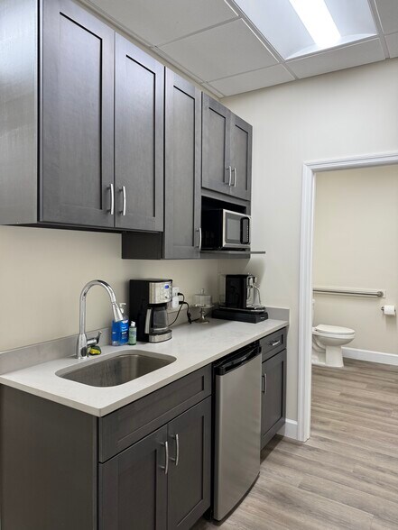 More Photos Of 935 Main St, Safety Harbor Office For Lease