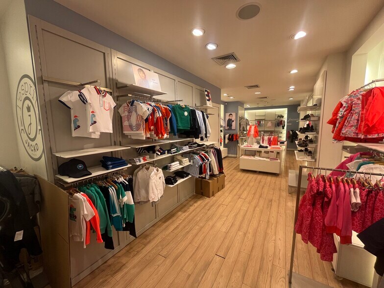 More Photos Of 165 E 72nd St, New York Apartments For Lease