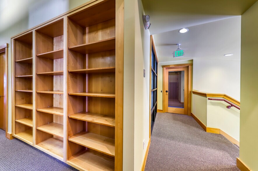 More Photos Of 818 Madison Ave N, Bainbridge Island Office For Sale