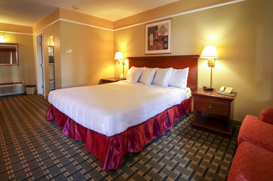 More Photos Of 903 W Hobsonway, Blythe Hotel For Sale