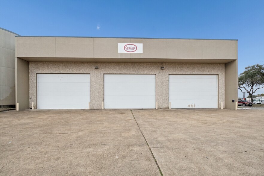 More Photos Of 8100 Kempwood Dr, Houston Manufacturing For Lease