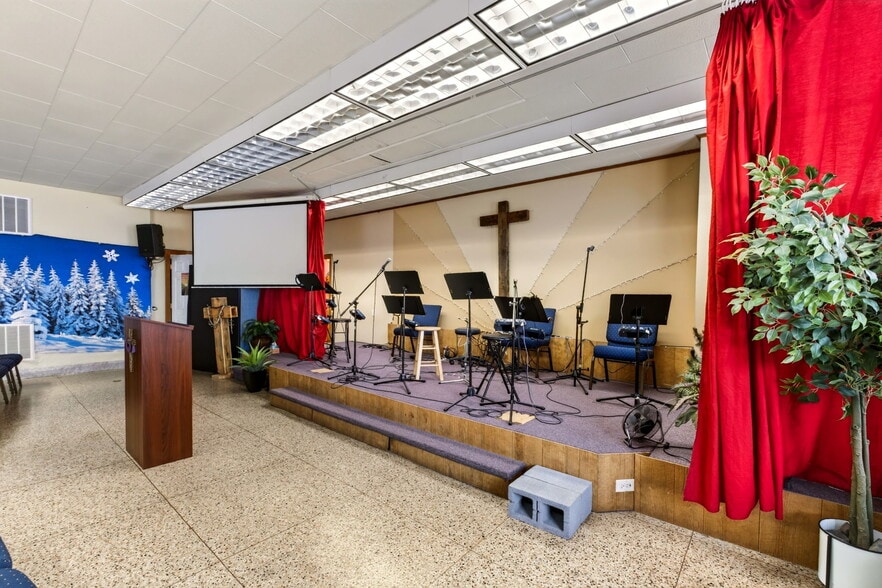 More Photos Of 162-166 N Main St, Broadway Office For Sale