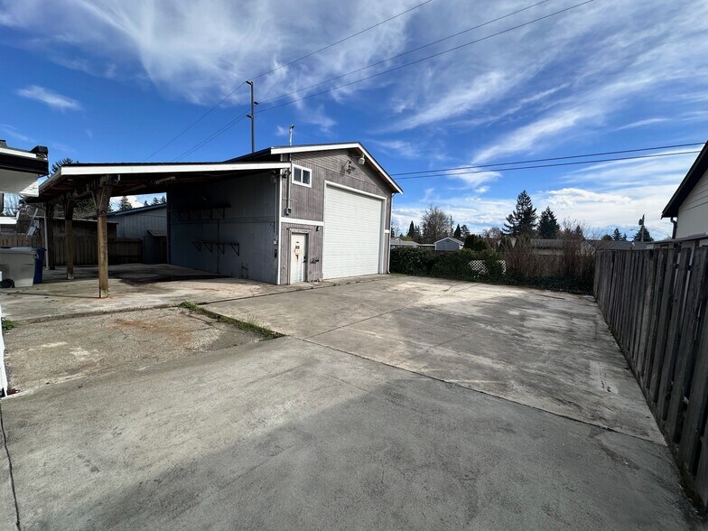 More Photos Of 11963 160th - Garage st, Renton Service For Lease