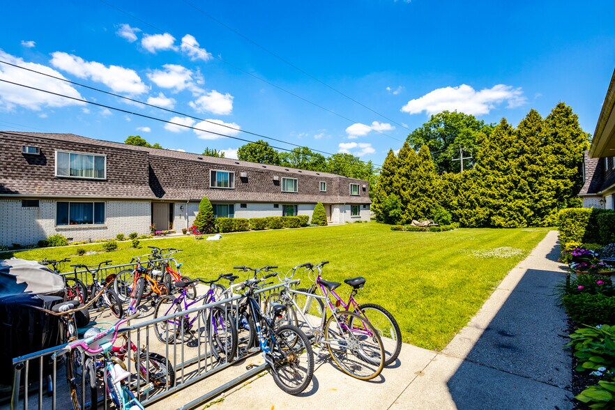 More Photos Of 2920-2932 Schroeder Blvd, Keego Harbor Apartments For Sale