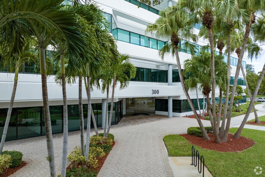 More Photos Of 3440 Hollywood Blvd, Hollywood Unknown For Lease