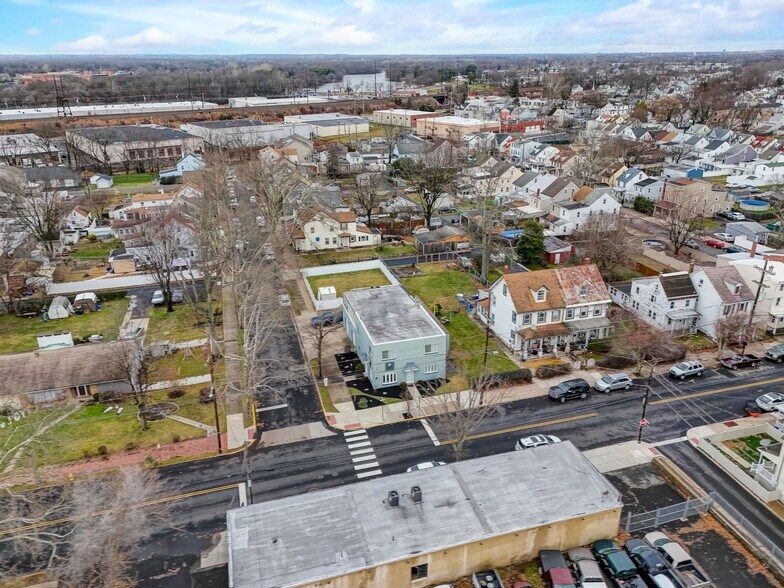 More Photos Of 329 Otter St, Bristol Flex For Lease