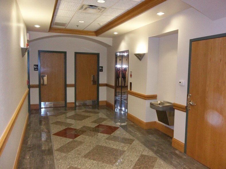More Photos Of 1591 Hayley Ln, Fort Myers Office For Lease