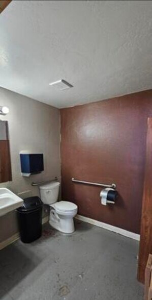 More Photos Of 136 Washington SE, Albuquerque Storefront Retail Office For Sale