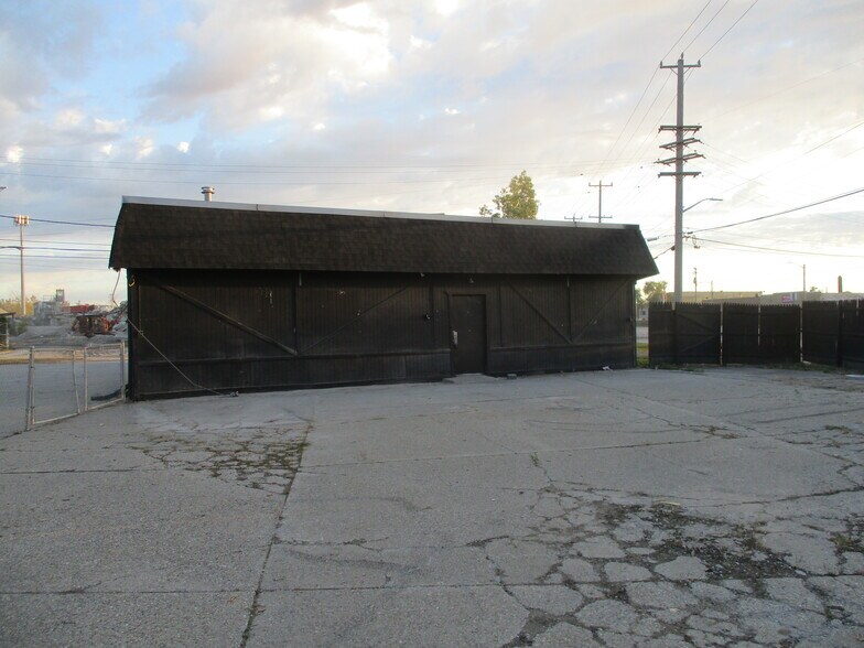 More Photos Of 21665 Groesbeck Hwy, Warren Office For Lease