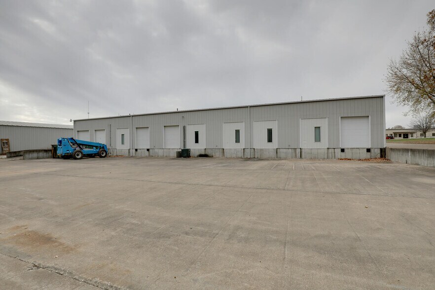More Photos Of 2414 W Schneidman Dr, Quincy Industrial For Lease