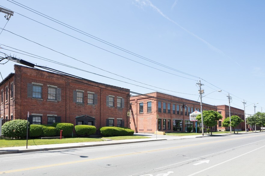 More Photos Of 961-1029 Lyell Ave, Rochester Showroom For Lease