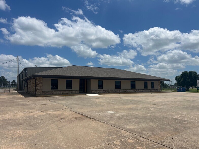 Primary Photo Of 2404 S Broadway St, Oklahoma City Flex For Lease