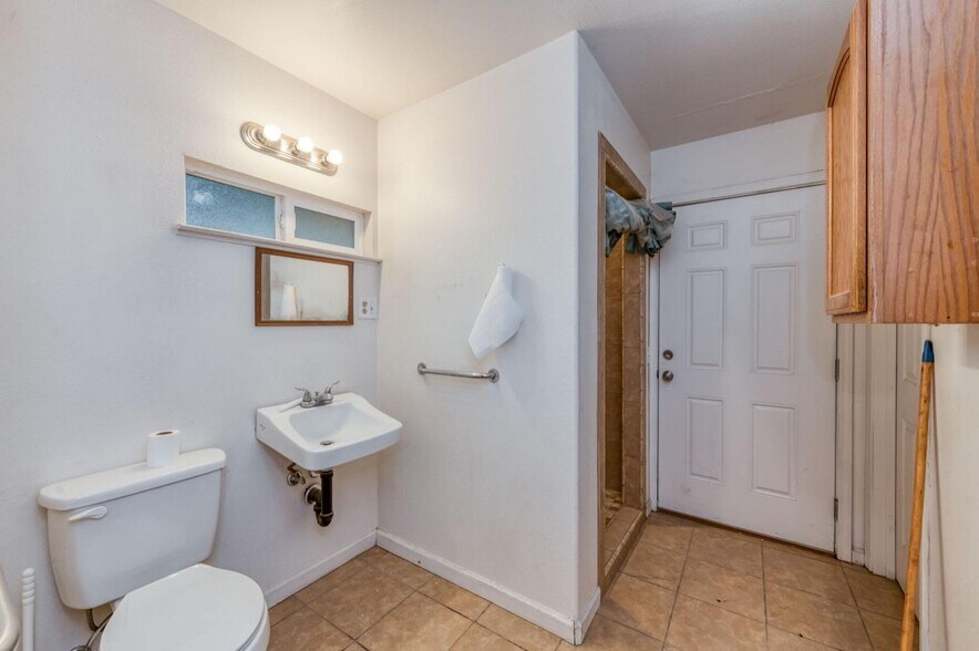 More Photos Of 12712 E McKinley Ave, Sanger Flex For Lease