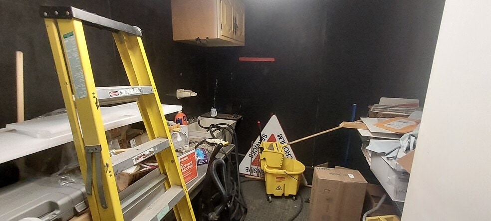 More Photos Of 66-68 Plymouth St, Edwardsville Flex For Sale