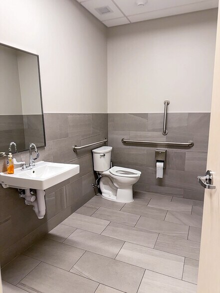 More Photos Of 2386 Florida Highway 426 Hwy, Oviedo Veterinarian Kennel For Sale