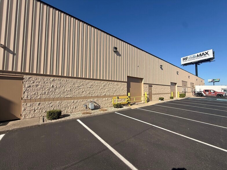 More Photos Of 7522-7528 E Pendleton Pike, Indianapolis Light Distribution For Sale