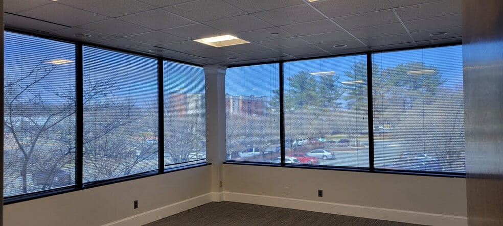More Photos Of 814 W Diamond Ave, Gaithersburg Office For Sale