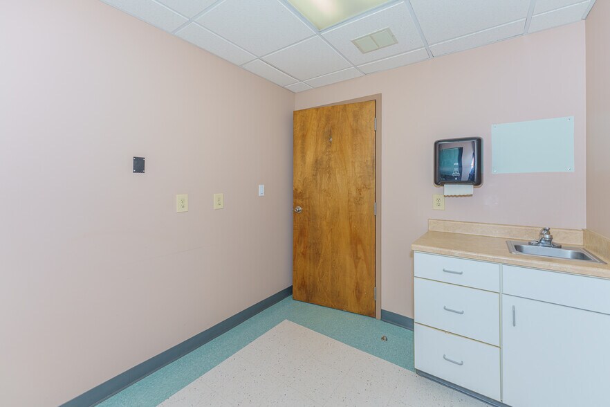 More Photos Of 961-963 State Route 146, Clifton Park Medical For Lease