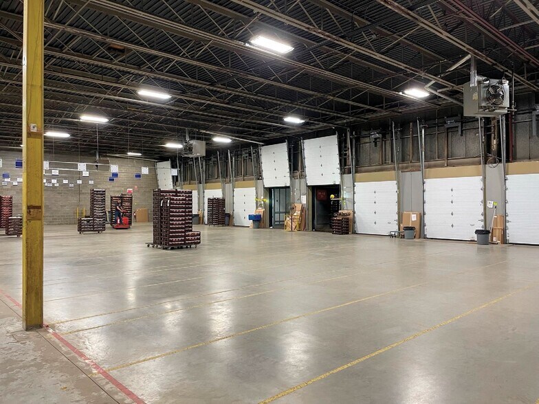 More Photos Of 1041 Boul Pierre-Bertrand, Québec Warehouse For Lease