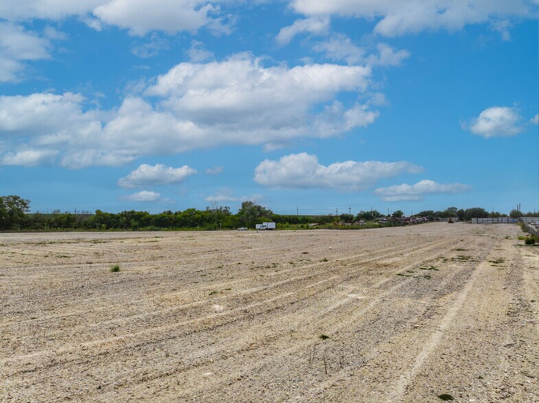 More Photos Of 513 Idlewild Rd, Grand Prairie Land For Lease