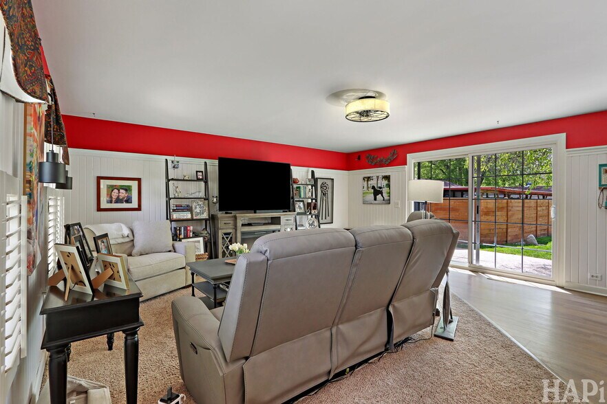 More Photos Of 4403 S Roberts Rd, Island Lake Veterinarian Kennel For Sale