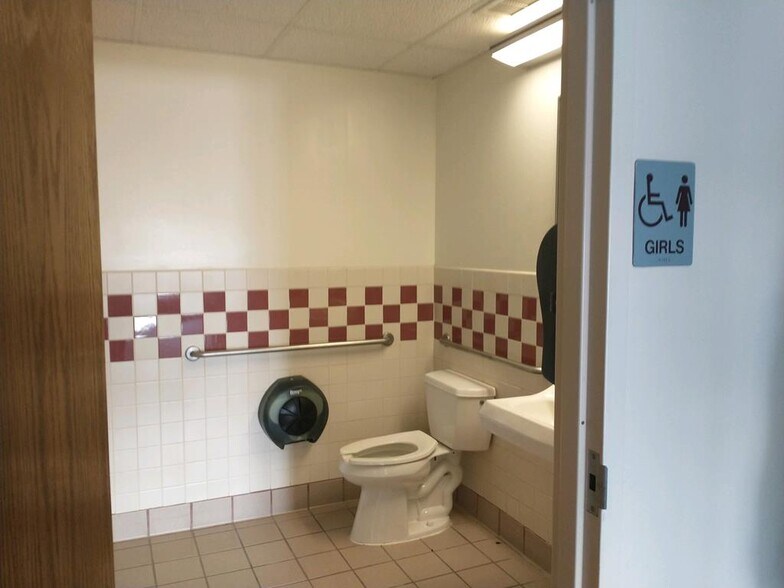 More Photos Of 1007 Cady St, Chapman Schools For Sale