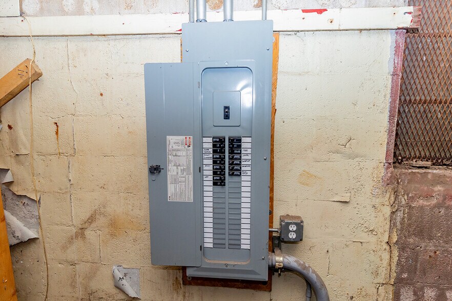 More Photos Of 1627 S Hillside St, Wichita Freestanding For Sale