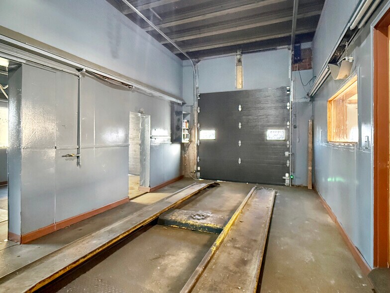More Photos Of 2200 Easton Blvd, Des Moines Auto Dealership For Sale