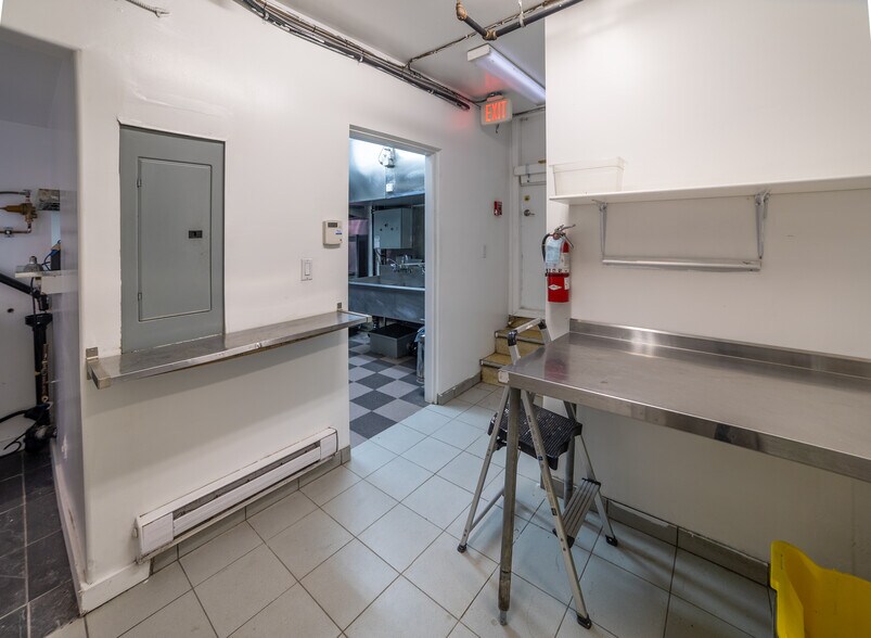 More Photos Of 15475 Marine Dr, White Rock Storefront Retail Office For Lease