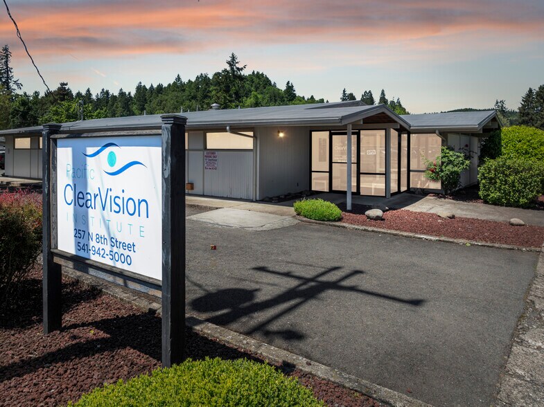 Primary Photo Of 257 N 8th St, Cottage Grove Medical For Sale