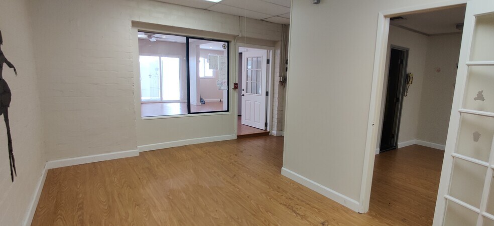 More Photos Of 1605 W Magnolia Blvd, Burbank Freestanding For Sale