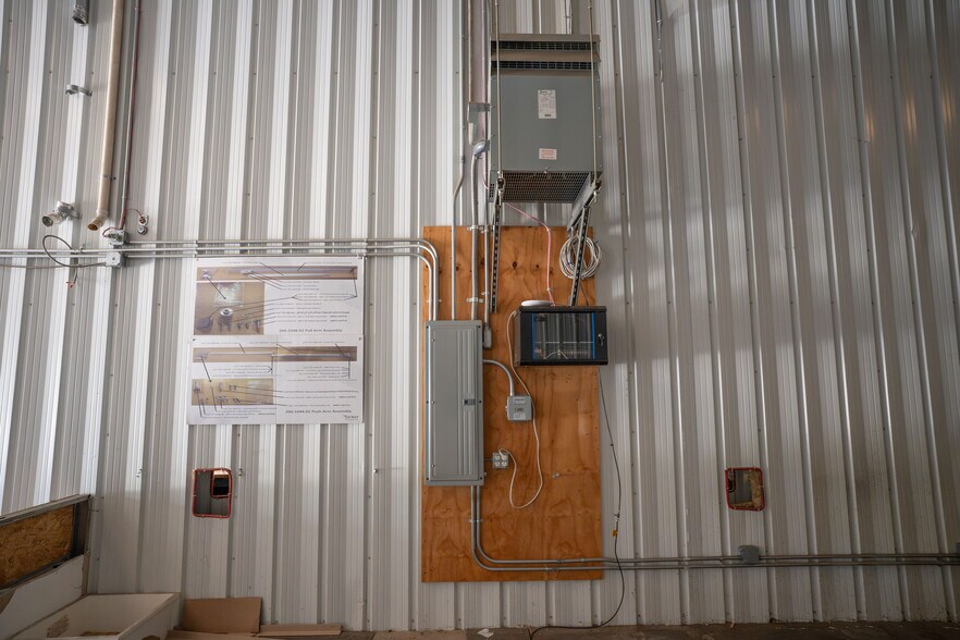 More Photos Of 11075 Parker Dr, Irwin Warehouse For Sale