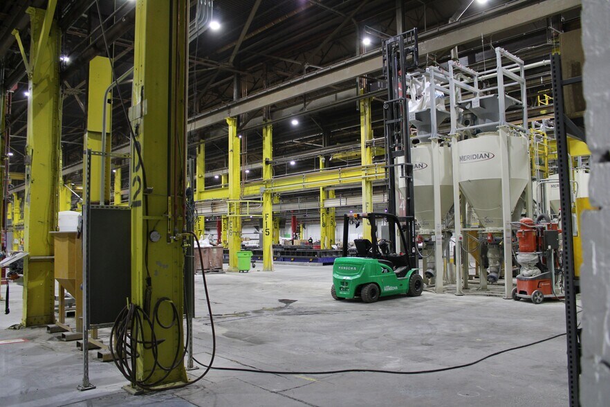 More Photos Of 101 Carleton Ave, Hazleton Manufacturing For Lease