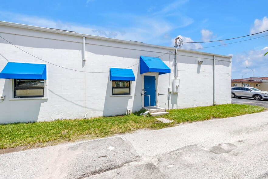 More Photos Of 8440 4th St N, Saint Petersburg Freestanding For Lease