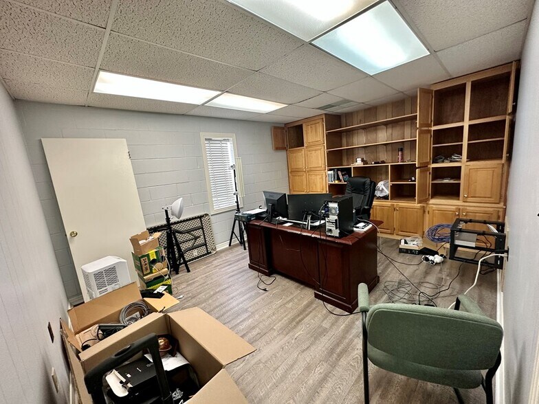 More Photos Of 712 Coulter Dr, New Albany Medical For Sale