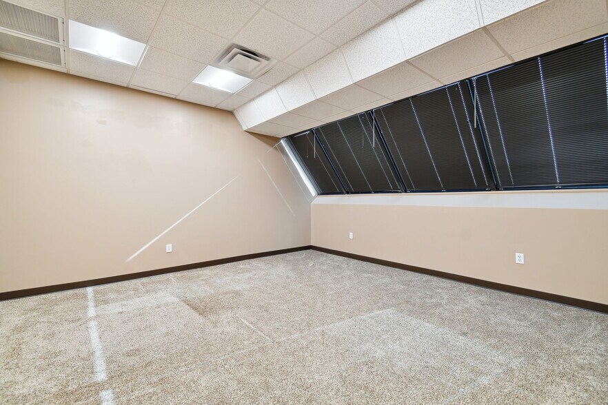 More Photos Of 6740 Crosswinds Dr, Saint Petersburg Coworking Space