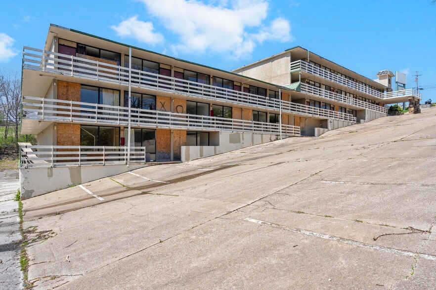 More Photos Of 1900 W 76 Country Blvd, Branson Hotel For Sale