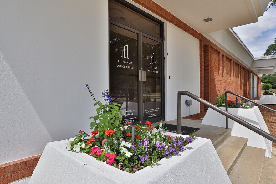 More Photos Of 2013 Devonshire Dr, Columbus Office For Lease