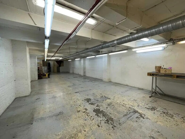 More Photos Of 27 Rue Du Moulin Joly, Paris Industrial For Lease