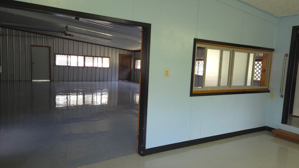 More Photos Of 22504 Highway 105, Cleveland Flex For Lease