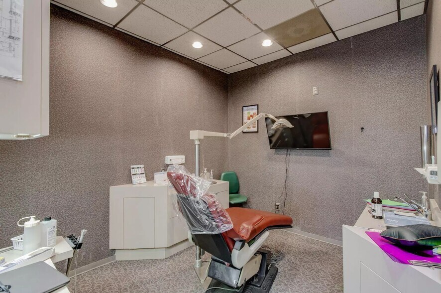 More Photos Of 7111 N Main St, Dayton Office For Sale