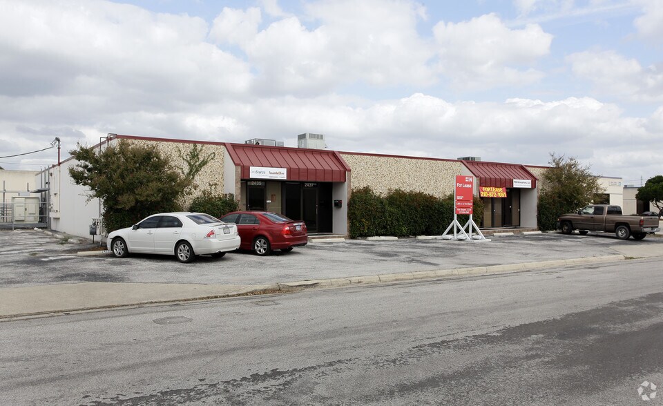 More Photos Of 2435-2441 Boardwalk St, San Antonio Showroom For Lease